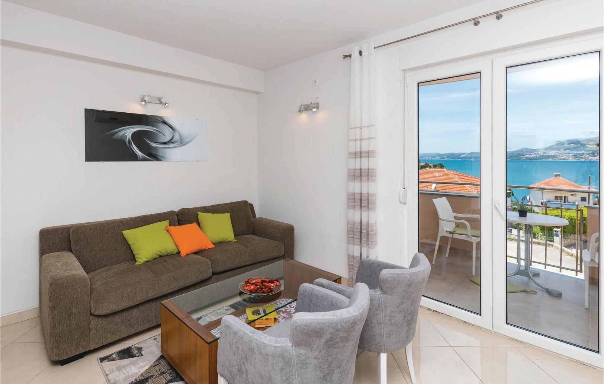 1 Bedroom Stunning Apartment In Okrug Gornji Traù Esterno foto