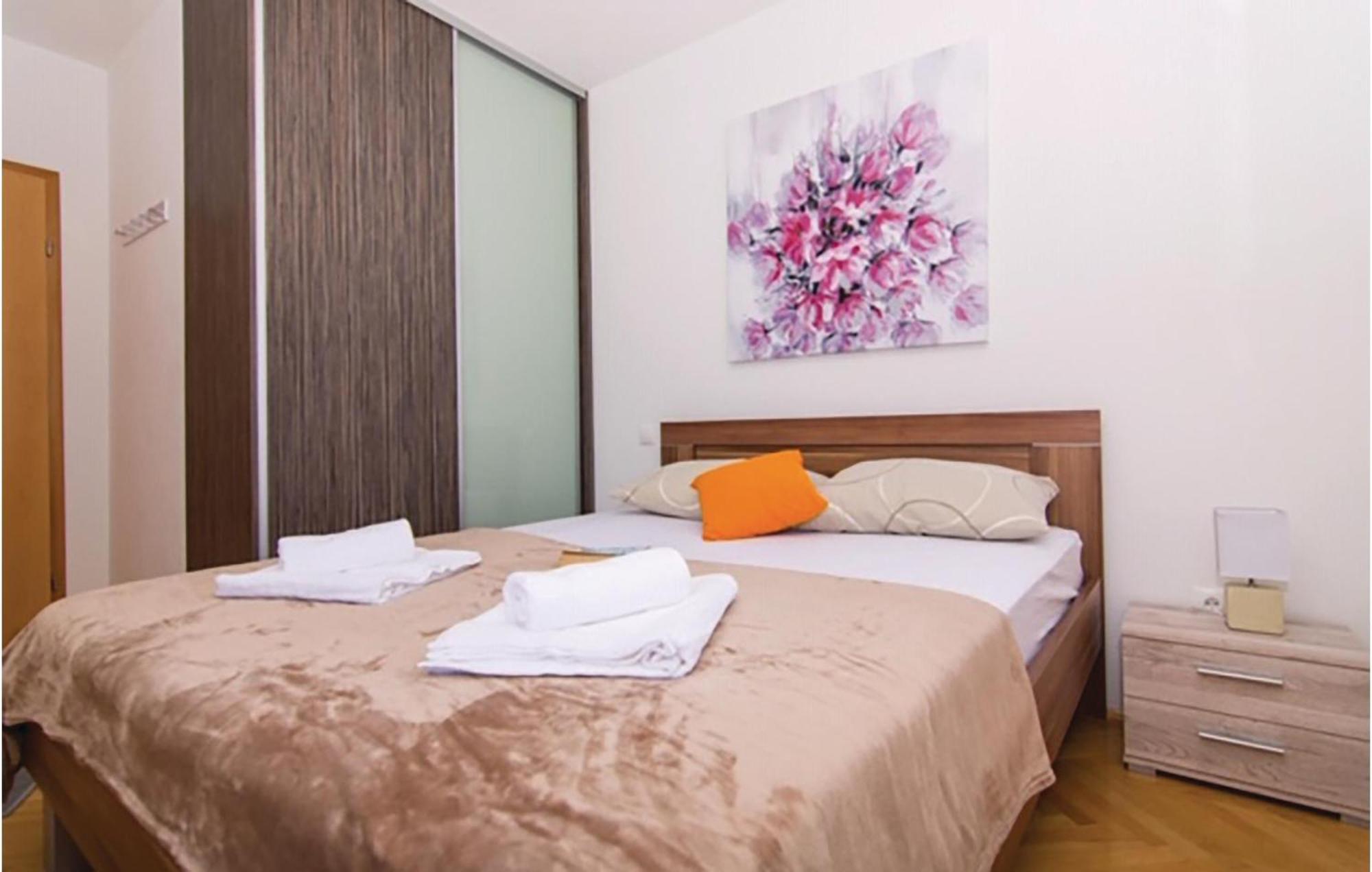 1 Bedroom Stunning Apartment In Okrug Gornji Traù Esterno foto