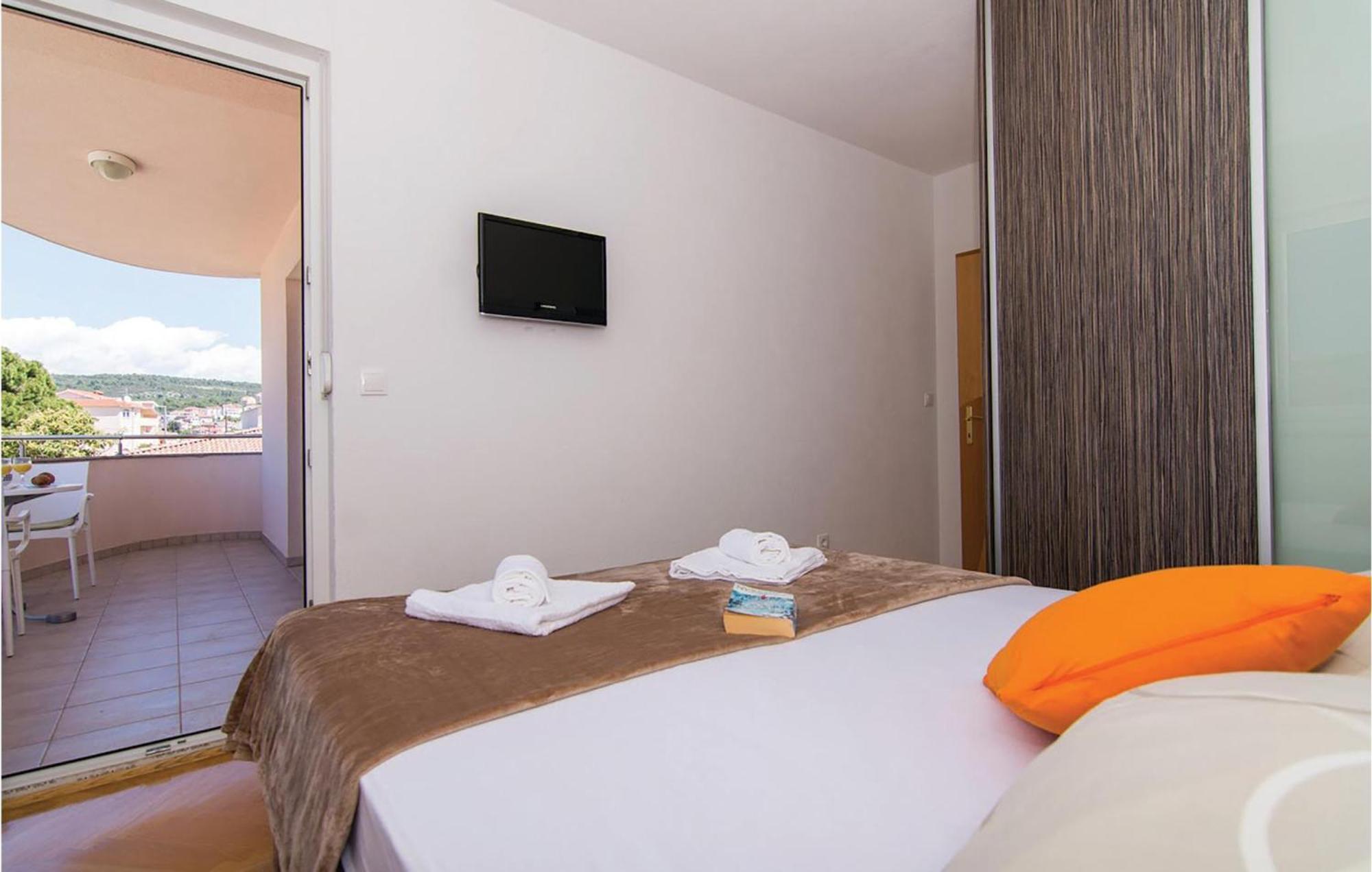 1 Bedroom Stunning Apartment In Okrug Gornji Traù Esterno foto