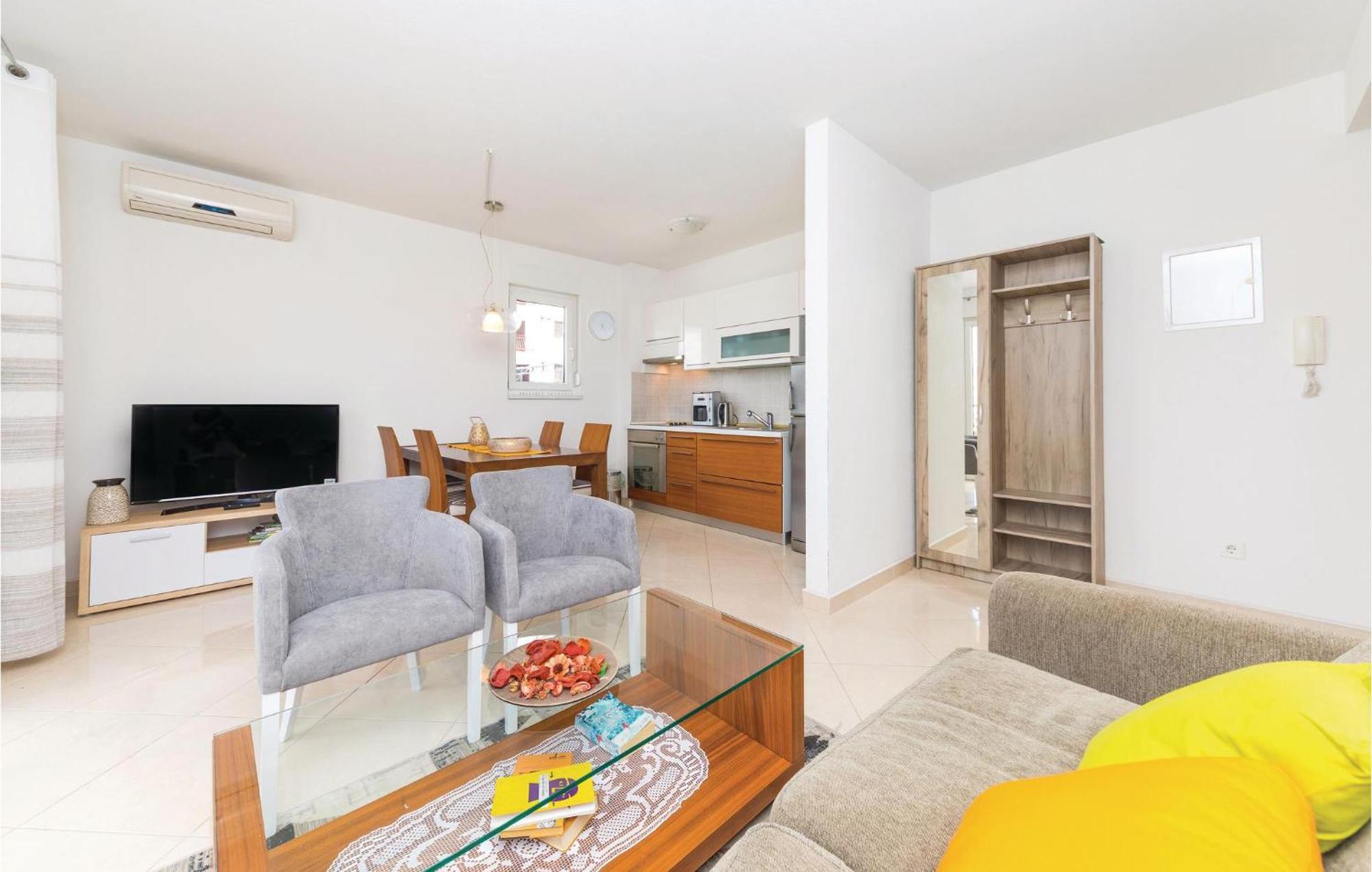 1 Bedroom Stunning Apartment In Okrug Gornji Traù Esterno foto